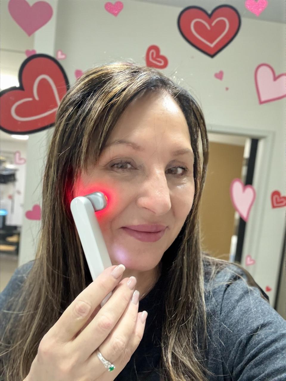 BEAUTY REVIVE Red Light Wand – Refresh Lift & Smooth